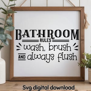 Puede incluir: Un letrero enmarcado con las palabras "Bathroom Rules" en escritura negra. Las reglas son "wash, brush, and always flush". El marco es marrón y el fondo es blanco. Las palabras "Svg digital download" están en la parte inferior.