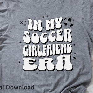 In My Soccer Girlfriend Era PNG, voetbaltijdperk digitale download, retro voetbal clipart, schattig voetbalshirtontwerp, sportsublimatie png