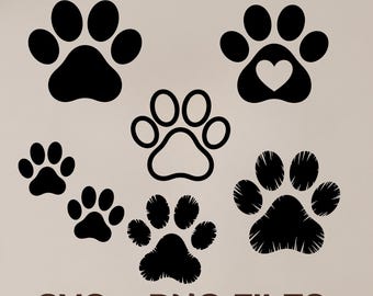Puede incluir: Diseños de huellas de patas negras en varios estilos, incluido uno con un corazón, sobre un fondo neutro. El texto "SVG + PNG FILES" está en la parte inferior. Adecuado para manualidades temáticas de mascotas.