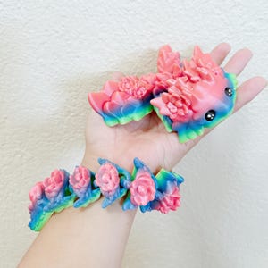 Axolotl Kosha y bebé Kosha / Dragón axolotl articulado impreso en 3D de MoeHearts / Dragón flor con alas en colores arcoíris pastel / Flexible
