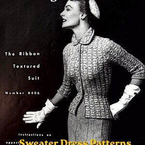 Könnte beinhalten: Ein Vintage-Strickmusterbuch aus den 1950er Jahren mit einem Schwarz-Weiß-Bild einer Person in einem strukturierten Anzug. Der Text lautet: Vintage 1950s Knitting Pattern Book, The Ribbon Textured Suit Number 8406, Instructions on Sweater Dress Patterns.