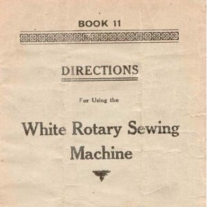 Puede incluir: Un manual de instrucciones de papel de color blanco roto vintage titulado BOOK 11 DIRECTIONS For Using the White Rotary Sewing Machine, publicado por White Sewing Machine Company of Canada, Ltd. en Guelph, Ontario, Canadá, con texto negro y bordes decorativos.