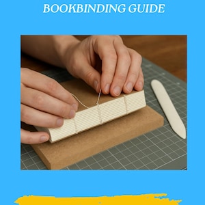 Könnte beinhalten: Ein Leitfaden zur Buchrestaurierung und Buchbindung mit dem Text BOOK RESTORATION DIY BOOKBINDING GUIDE und Beginner-Friendly Guide. Das Bild zeigt einen Papierstapel, der mit weißem Faden vernäht wird, sowie ein weißes Falzbein.