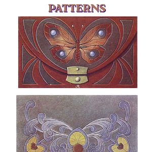 Op de afbeelding: Illustratie van twee Art Nouveau lederwerkpatronen. Het bovenste ontwerp toont een vlinder op een bruine achtergrond met een sluiting. Het onderste ontwerp heeft een bloemenpatroon in grijs, geel en paars.