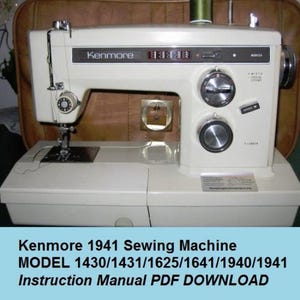 Puede incluir: Una máquina de coser Kenmore 1941 vintage en crema con detalles cromados. La máquina tiene múltiples diales y una aguja, con un carrete de hilo verde en la parte superior. La máquina está frente a un estuche marrón.