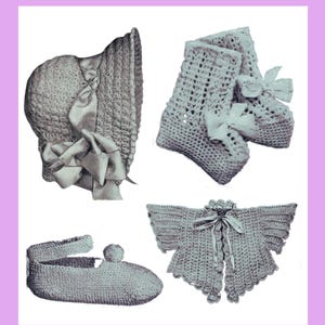Op de afbeelding: Een vintage handleiding getiteld MANUAL OF KNITTING AND CROCHETING met illustraties van babykleding, waaronder een mutsje met een grote strik, een paar hoge babyslofjes met strikjes, een enkele slof met een pompon en een gehaakt jasje.