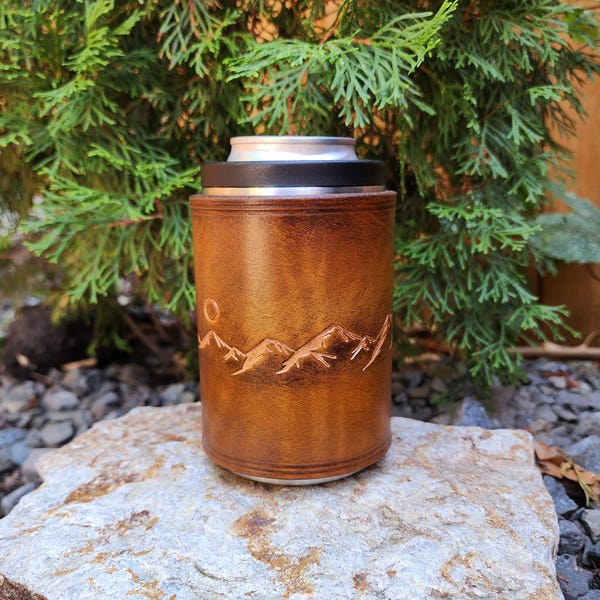 Lederdose, Flasche & Kaffeebecher Cozie | Berg geätzt Edelstahl | 3-in-1-isolierte Outdoor-Getränkehülle | Handgemachtes Geschenk