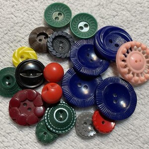 Colorful Lot of Vintage Buttons, Housecoat Buttons. Various Shapes and Sizes, Collecting, Sewing. Mid-Century Plastic. Adorable.