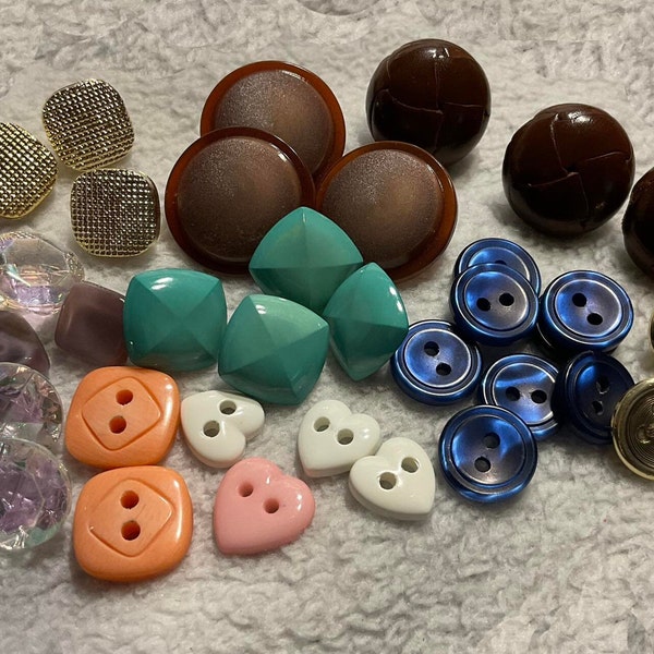 39 Vintage Buttons Le Chic, Streamline, La Petite, La Mode, Plastic, Glass and Leather. Various Shapes, Sizes and Colors. Lot. Fun and Cute.