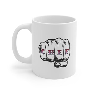 Chef-kok vuist tattoo mok. Chef-kok mok. Chef-kok cadeau. Koken mok. Koken cadeau. Koken minnaar cadeau. Koken minnaar mok. Foodie mok. Foodie cadeau.