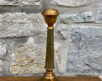Portavelas de latón vintage, candelabro estriado de diseño inglés clásico sobre una hermosa base redonda de latón, decoración para su hogar, regalo ideal