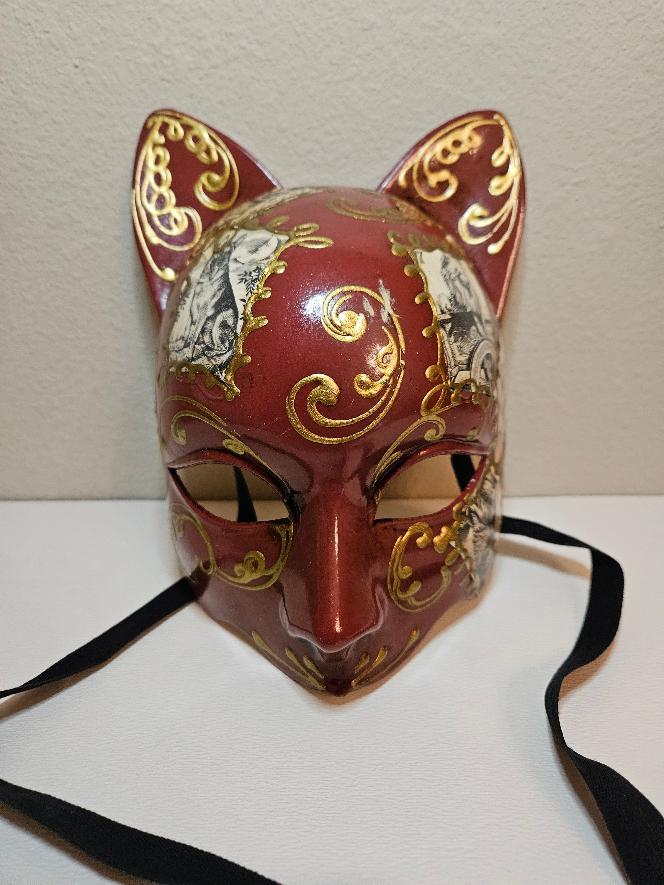 Blank mask of a Venetian Cat –