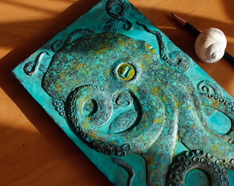 Handgemaakte octopuskunst aan de muur: tegelsculptuur in bas-reliëf, oceaandecor