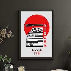 Könnte beinhalten: Schwarz-weiß-Illustration eines Nissan Silvia S13 Autos mit einem roten Kreis dahinter. Der Text "NISSAN" und "SILVIA S13" ist unter dem Auto gedruckt.