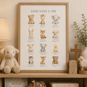 Può includere: Una stampa da parete incorniciata intitolata GOD SAYS I AM, con dodici illustrazioni ad acquerello di cuccioli di animali tra cui un orso, giraffa, elefante, coniglio, volpe, cane, pecora, koala, pulcino, gatto e cerbiatto, con versetti biblici.