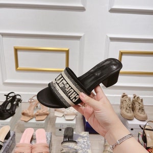 Louis Vuitton women's slippers size：37, Women's Fashion, Footwear, Sandals  on Carousell