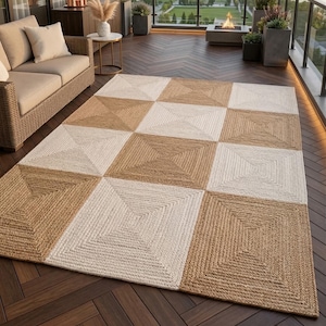 Alfombra de yute tejida a mano con diseño geométrico en tonos beige y blanco, estilo bohemio rústico, ideal para la decoración de la sala de estar y el dormitorio.