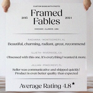 Puede incluir: Un letrero rectangular blanco con el texto negro CUSTOM SIGNS WITH PHOTO, Framed Fables, 2015, 2024, CHICAGO, ILLINOIS, USA, y rese&ntilde;as de clientes de Raeanna, Illieth y Jillian, terminando con Average Rating 4.8 y un s&iacute;mbolo de estrella.
