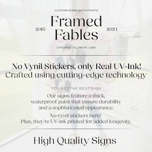 K&ouml;nnte beinhalten: Ein Schild mit dem Text "Framed Fables" und den Jahren 2015 und 2024. Das Schild enth&auml;lt auch den Text "CHICAGO ILLINOIS USA" und "High Quality Signs". Das Schild besagt "No Vynil Stickers, only Real UV-Ink!"