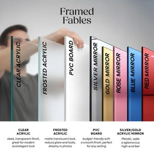 K&ouml;nnte beinhalten: Eine Sammlung rechteckiger Materialmuster mit der Aufschrift Framed Fables, darunter klares Acryl, mattes Acryl, wei&szlig;e PVC-Platten sowie reflektierende Spiegel in Silber, Gold, Ros&eacute;, Blau und Rot, die vertikal in einer Reihe stehen.