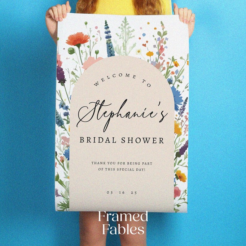 Puede incluir: Un letrero rectangular con un arco beige central que contiene el texto "WELCOME TO Stephanie's BRIDAL SHOWER THANK YOU FOR BEING PART OF THIS SPECIAL DAY! 03 16 25". El borde est&aacute; decorado con coloridas ilustraciones de flores silvestres.