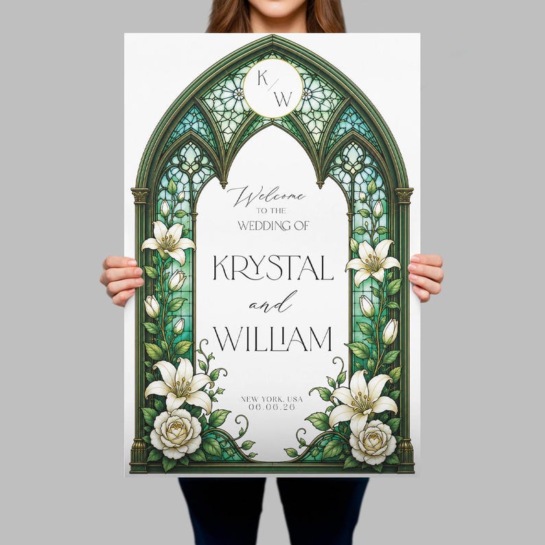 K&ouml;nnte beinhalten: Ein rechteckiges Hochzeits-Willkommensschild mit einem gr&uuml;nen Buntglas-Bogen-Design, verziert mit wei&szlig;en Lilien und Rosen. Der Text lautet: K/W, Welcome to the wedding of Krystal and William, New York, USA, 06.06.26. Das Schild hat einen wei&szlig;en Hintergrund.