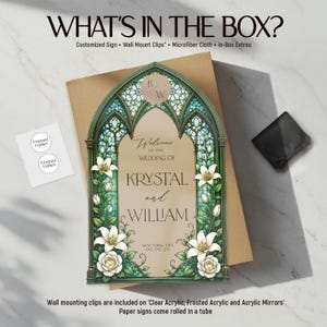 K&ouml;nnte beinhalten: Ein rechteckiges Hochzeitsschild mit gotischem Bogendesign, gr&uuml;nen Buntglasmustern, wei&szlig;en Lilien und Rosen. Der Text lautet: Welcome to the wedding of Krystal and William, New York, USA, 06.06.20. Enth&auml;lt eine kleine Karte und ein Tuch.