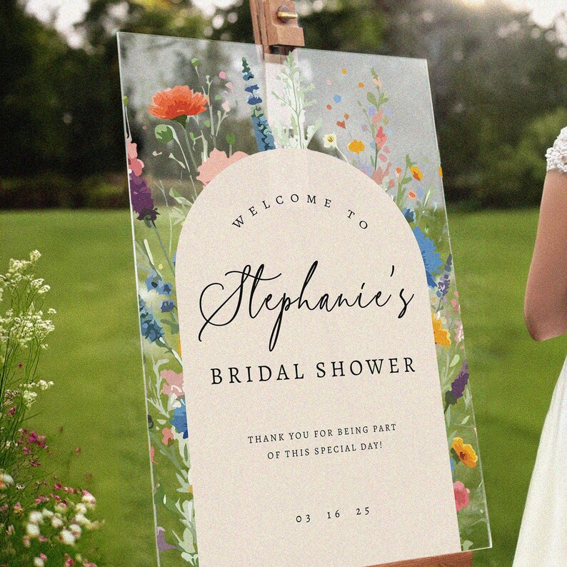 Puede incluir: Un letrero de bienvenida de acr&iacute;lico transparente para una despedida de soltera con un panel central beige en forma de arco con texto negro que dice Welcome to Stephanie's Bridal Shower, Thank you for being part of this special day y la fecha 03 16 25.