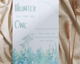 Peut inclure: Une invitation bleu clair avec le texte "HUNTER is o-fish-ally ONE". L'invitation présente une illustration de poisson et un graphique de canne à pêche. L'invitation comprend également les détails de l'événement et un numéro RSVP.