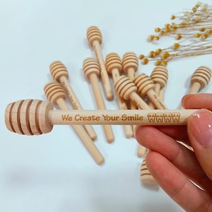 Bastoncini di miele incisi personalizzati, bomboniere per gli ospiti, ape, bastoncino di miele personalizzato, regalo di battesimo per gli ospiti