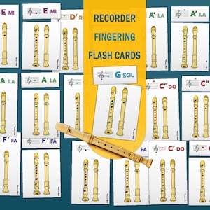 以下が含まれることがあります： 「RECORDER FINGERING FLASH CARDS」のテキストと楽譜が書かれたリコーダー運指カードのセット。カードにはリコーダーと音符のイラストが描かれています。木製のリコーダーがカードの前に置かれています。