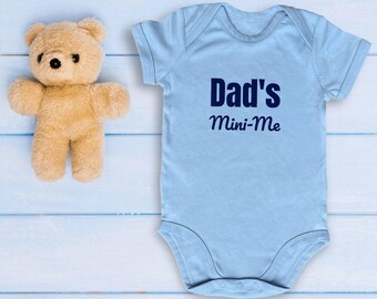 100% organic cotton baby bodysuit, 3 colors available. "Dad's Mini-Me" slogan printed on the front. Comfort and quality for little ones
