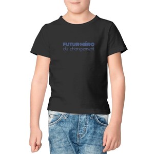 Pode incluir: Camiseta preta de manga curta com o texto "FUTUR HÉRO du changement" em azul.