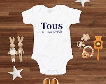 Organic cotton baby bodysuit with humorous slogan. All at my feet. Printed in France on demand. Baby gift to offer