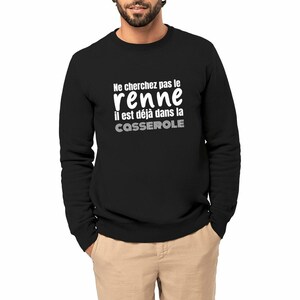 Peut inclure: Sweat-shirt noir avec un texte blanc qui dit "Ne cherchez pas le renne il est deja dans la casserole".