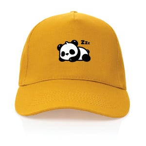 Può includere: Un cappello da baseball giallo con un panda dei cartoni animati in bianco e nero che dorme sopra. Il panda ha il testo "zzz" sopra.
