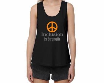 Camiseta de tirantes holgada y vegana para mujer. Top de algodón orgánico. La inclusión es fuerza. Elegante y consciente: la inclusión es una fortaleza. regalo para ella