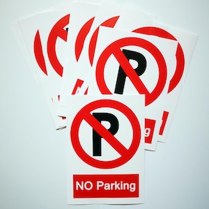 Geen parkeerstickers. Moeilijk te verwijderen stickers. Waarschuwing voor parkeerovertredingsstickers. Respecteer het parkeerreglement. Verkeerd geparkeerde auto