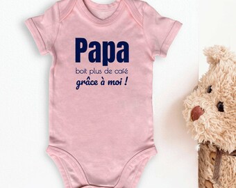 Organic cotton baby bodysuit, available in 3 colors – Dad drinks more coffee thanks to me! Comfort, ethics and quality for your little one.