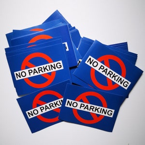 Difficile rimuovere gli adesivi di parcheggio. Parcheggio Genant. Parcheggio vietato. Auto parcheggiate in modo errato. Entro 10, 20, 50 o 100.