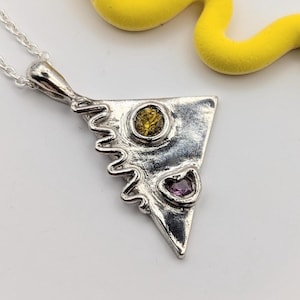 Silbernes abstraktes Gesicht Anhänger. 80er Jahre Stil Memphis Milano Design. Gelbe und rosa Saphire. Ausgefallenes OOAK Geschenk. Postmodern. Pop Art Schmuck
