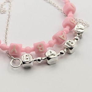 Collar de bloques con letras de bebé de los 90. Joyas con nombre en plata 925. Juguetes vintage. Joyería hecha a mano. Adorable, divertido y kawaii. Cuentas con letras.