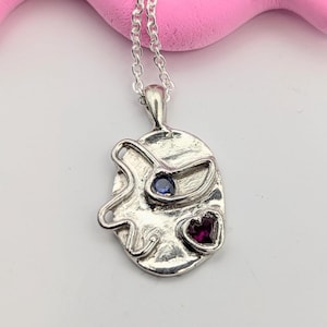 Silbernes abstraktes Gesicht Anhänger. 80er Jahre Stil Memphis Milano Design. Blaues Saphir pinkes Herz. Ausgefallenes OOAK Geschenk. Vor Ort gegossen. Pop Art Schmuck