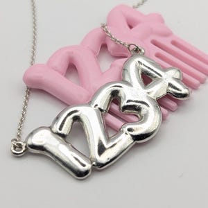 Collar de letras plateadas con forma de burbuja. Números en forma de globo. Accesorios de peine MLP. Joyas divertidas. Juguetes reciclados hechos a mano de los años 80 y 90. Regalo divertido y peculiar.