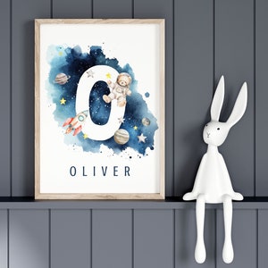 Carteles personalizados del tema del espacio de la guardería / Oso de pelucheAstronauta / Nave espacial / Nombre y carta personalizados / Impresiones de la guardería espacial / Regalo del bebé