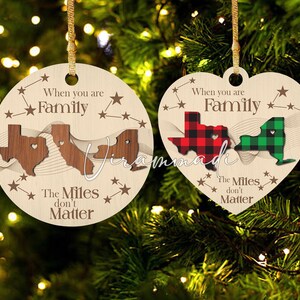 Ornement personnalisé d'un état à l'autre, ornement en bois personnalisé pour ornement familial, cadeaux souvenirs longue distance, ornement pour couple « Les kilomètres n'ont pas d'importance »