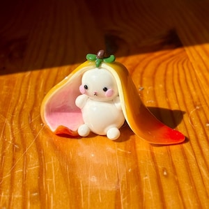Pfirsich Häschen Schreibtisch Freund / süßer handgemachter Polymer Clay Kawaii Cottagecore Anhänger Figur