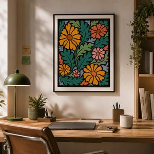 Peut inclure: Une affiche encadrée avec des fleurs jaunes et oranges sur fond noir. L'œuvre est au-dessus d'un bureau en bois avec une lampe verte, des plantes en pot et des fournitures de bureau. La pièce a une palette de couleurs neutres.