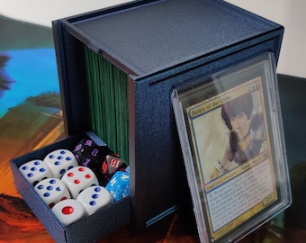 Teh Drawer 115+ Deck Box - Biedt plaats aan maximaal 100 kaarten met dubbele mouwen OF 115 kaarten met enkele mouwen, past in minisnaps en heeft een toploader als deksel