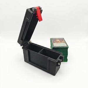 Boîte de rangement plate inspirée du pélican pour decks Commander, pouvant contenir 110 cartes sous double pochette ou 150 cartes sous pochette simple – compatible avec les MINISNAPS.